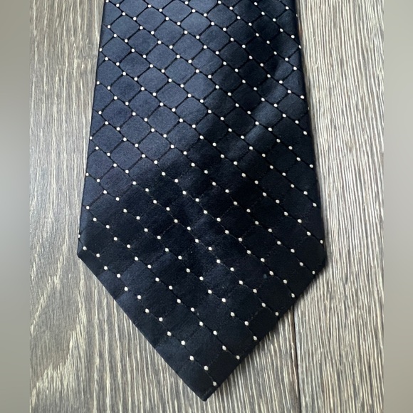 Tommy Hilfiger 100% Silk Navy with white polka dot men’s tie - Picture 2 of 7